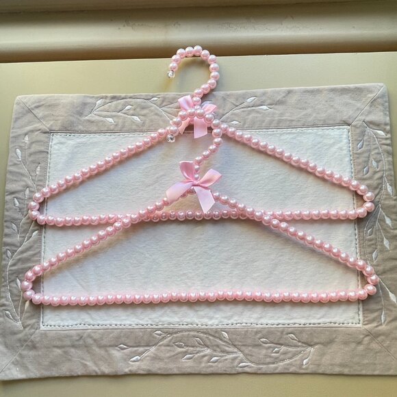 New Set of 2 Pink Pearl Hangers with Satin Bow Ribbon Clothing Glam Girlie - Picture 1 of 4